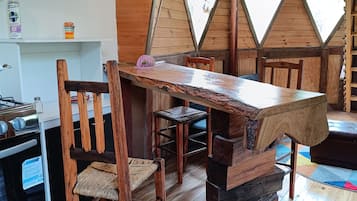 Holzhütte, Blick auf den Innenhof | Speisen