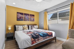 Tabla de planchar con plancha, wifi, ropa de cama