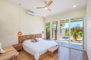 Tabla de planchar con plancha, wifi gratis y ropa de cama 