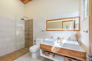 Shower, hair dryer, towels, soap - New Charming House with Private Pool, Concierge, AC and Close to the Beach! (tamarindo)