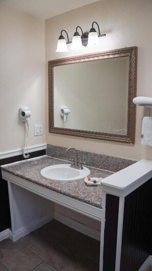 Deluxe Single Room | Bathroom | Separate tub and shower, free toiletries, hair dryer, towels