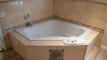 Badewanne und Dusche (separat), kostenlose Toilettenartikel