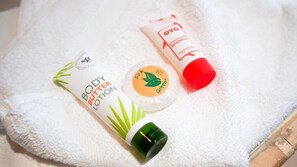 Bañera y ducha independientes, artículos de tocador gratuitos