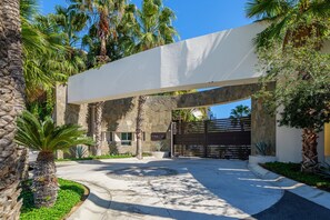 Property grounds - Contemporary 4BR Beachfront Villa on Cabo Corridor (Cabo San Lucas)