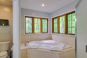 Shower, hair dryer, towels, shampoo - Adventure Awaits! Hot Tub & Game Room Retreat (McGaheysville)