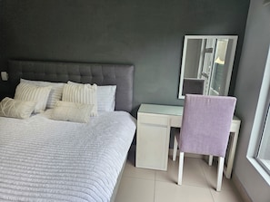 Iron/ironing board, Internet, bed sheets - Peaceful 2-bedroom apartment with WIFI, AC in vibrant Sandton (Sandton)
