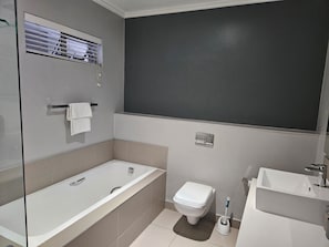 Handdukar, tvål och toalettpapper