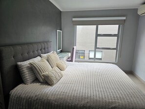 Iron/ironing board, Internet, bed sheets - Peaceful 2-bedroom apartment with WIFI, AC in vibrant Sandton (Sandton)