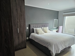 Iron/ironing board, Internet, bed sheets - Peaceful 2-bedroom apartment with WIFI, AC in vibrant Sandton (Sandton)