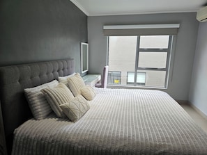 Iron/ironing board, Internet, bed sheets - Peaceful 2-bedroom apartment with WIFI, AC in vibrant Sandton (Sandton)
