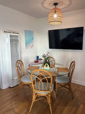 Dining - Oceanfront Cottage- steps to Sunset Cliffs (San Diego)