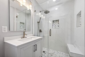 Hair dryer, towels, soap, toilet paper - Oceanfront Cottage- steps to Sunset Cliffs (San Diego)