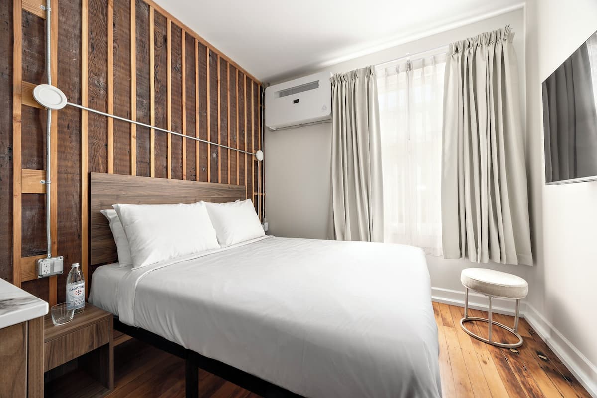 Standard Room, 1 King Bed, Non Smoking | In-room safe, blackout drapes, iron/ironing board, free WiFi