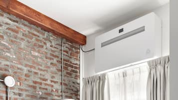 Studio Queen Bed | In-room safe, blackout drapes, iron/ironing board, WiFi (free)