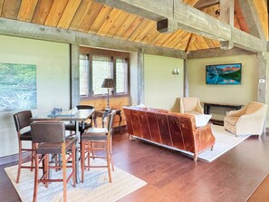 Smart TV, fireplace - Villa Serena - Luxury Group Retreat w/ Casita | Private Pickleball | Hot tub | Sauna | Cold Plunge (Blue Ridge)