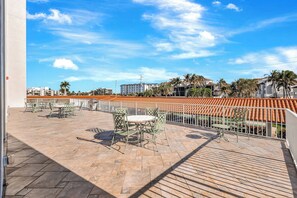 Outdoor dining - Updated 2-bedroom condo on the beach in Bonita Springs with AC (Bonita Springs)