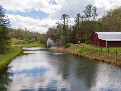 The Red Barn at Tiffany's Estate - Hot Tub, Pond, Kayaks, Game Room, and much more!