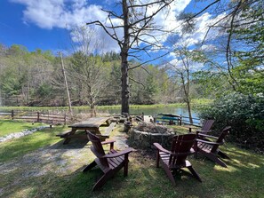 Outdoor dining - The Red Barn at Tiffany's Estate - Hot Tub, Pond, Kayaks, Game Room, and much more! (Elk Park)