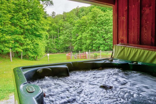 The Red Barn at Tiffany's Estate - Hot Tub, Pond, Kayaks, Game Room, and much more!