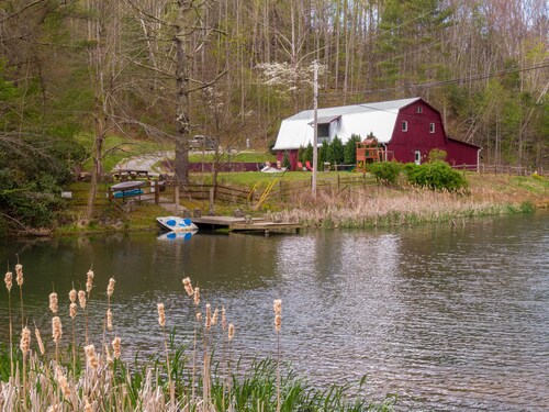 The Red Barn at Tiffany's Estate - Hot Tub, Pond, Kayaks, Game Room, and much more!