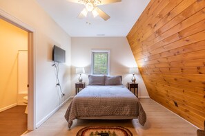 Iron/ironing board, free WiFi, bed sheets - The Red Barn at Tiffany's Estate - Hot Tub, Pond, Kayaks, Game Room, and much more! (Elk Park)