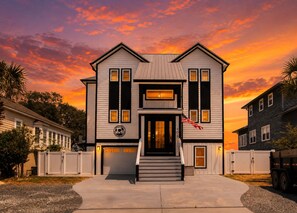 Ein zweistöckiges Haus mit Eingang, Garage und einer amerikanischen Flagge.