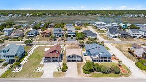 Une zone résidentielle côtière comprenant des maisons, une route et une plage.