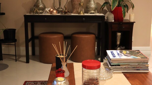 A room with a wooden table, decorative vases, a potted plant, and magazines. - Duble Room Near Stunning Beaches in quaint Baldivis (Baldivis)