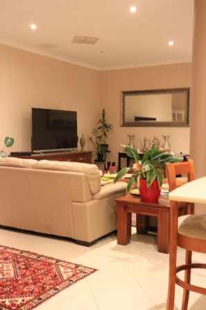 Living area - Duble Room Near Stunning Beache in quaint Baldivis (Baldivis)