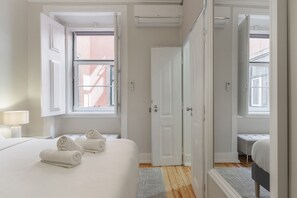 2 bedrooms, bed sheets - Bairro Alto Concept by Homing (Lisbon)