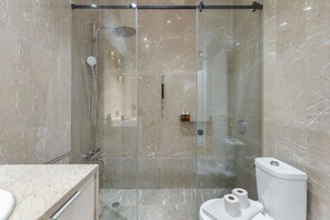 Shower, towels - Bairro Alto Concept by Homing (Lisbon)