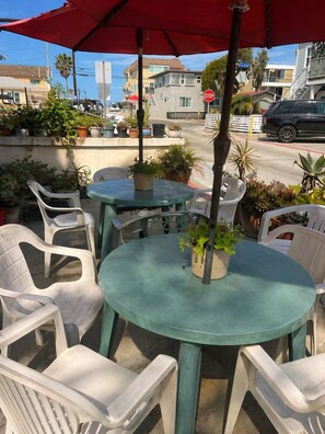 Outdoor dining - Ocean & Bay at your Doorstep - Mission Beach Retreat steps from the Ocean (San Diego)