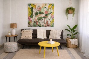 Living area - Ocean & Bay at your Doorstep - Mission Beach Retreat steps from the Ocean (San Diego)