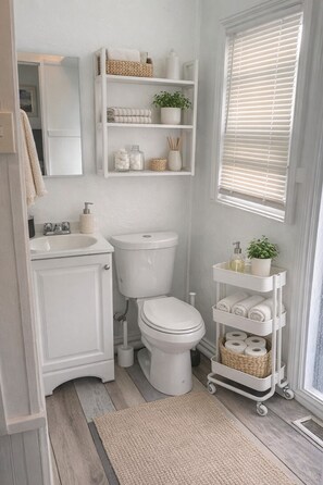 Bathroom - Ocean & Bay at your Doorstep - Mission Beach Retreat steps from the Ocean (San Diego)