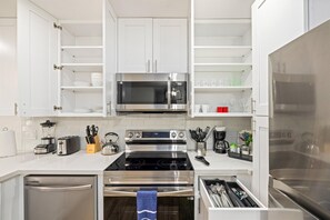 Refrigerador, microondas, horno y parrilla de estufa 