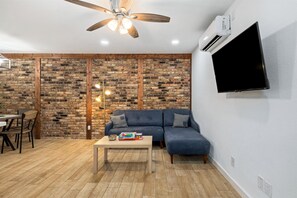 Smart TV, offices - Pet-Friendly Montrose 1BR | Museums| Free Parking newly renovated M2 (Houston)