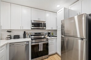 Fridge, microwave, oven, stovetop - Pet-Friendly Montrose 1BR | Museums| Free Parking newly renovated M2 (Houston)