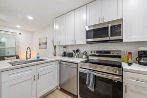 Fridge, microwave, oven, stovetop - Great Location, near Coffee shops<br>Pet-Friendly, 1BR | Museum District | Free Parking<br>newly renovated (Houston)