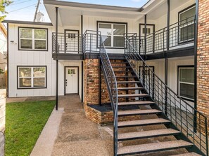 Exterior - Great Location, near Coffee shops -Pet-Friendly, 1BR - Museum District -Parking (Houston)