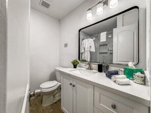 Bathroom - Great Location, near Coffee shops -Pet-Friendly, 1BR - Museum District -Parking (Houston)