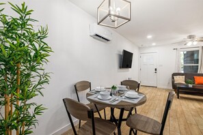 Dining - Great Location, near Coffee shops -Pet-Friendly, 1BR - Museum District -Parking (Houston)