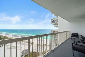 Property grounds - Gulf front condo with resort amenities, steps to the beach (Destin)
