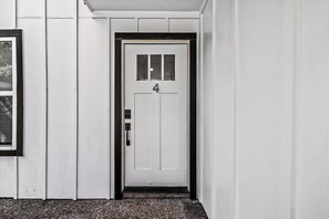 A white door with the number 4, a small window, and a doorbell. - Great Location, near Coffee shops<br>Pet-Friendly, 1BR | Museum District | Free Parking<br>newly renovated (Houston)