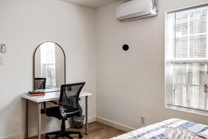 1 bedroom, desk, iron/ironing board, free WiFi - Great Location, near Coffee shops<br>Pet-Friendly, 1BR | Museum District | Free Parking<br>newly renovated (Houston)