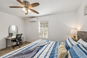 1 bedroom, desk, iron/ironing board, free WiFi - Great Location, near Coffee shops<br>Pet-Friendly, 1BR | Museum District | Free Parking<br>newly renovated (Houston)