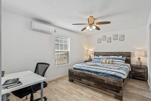 A bedroom with a bed, a desk, a chair, a ceiling fan, and a window. - Great Location, near Coffee shops<br>Pet-Friendly, 1BR | Museum District | Free Parking<br>newly renovated (Houston)