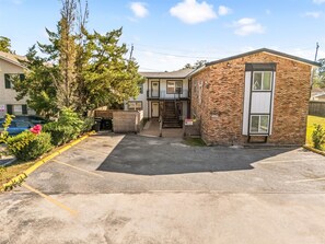 Exterior - Great Location, near Coffee shops<br>Pet-Friendly, 1BR | Museum District | Free Parking<br>newly renovated (Houston)