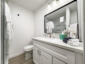 Hair dryer, towels - Pet-Friendly Montrose 1BR | Museum District | Free Parking<br>newly renovated (Houston)