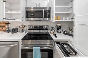 Fridge, microwave, oven, stovetop - Pet-Friendly Montrose 1BR | Museum District | Free Parking<br>newly renovated (Houston)