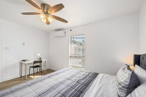 1 bedroom, desk, iron/ironing board, free WiFi - Pet-Friendly Montrose 1BR | Museum District | Free Parking<br>newly renovated (Houston)